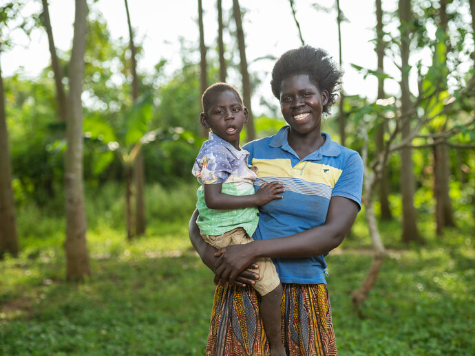 Photo: Mother and child in the field