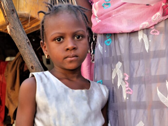 Photo: young girl and mum
