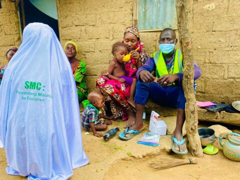 Photo: Agent de santé et familles