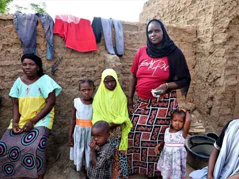 Photo: Women with children Photo: Hadjara Laouali Balla