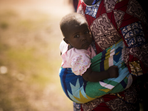 Photo: child at mothers back